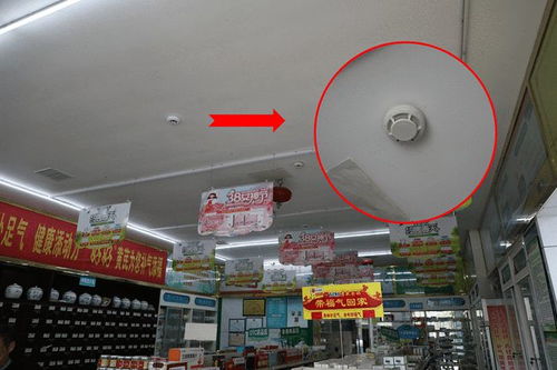 赣州一沿街店铺起火,现场狼藉...
